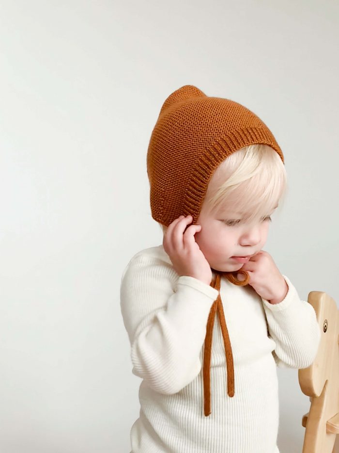 toddler wearing merino wool hvid hat