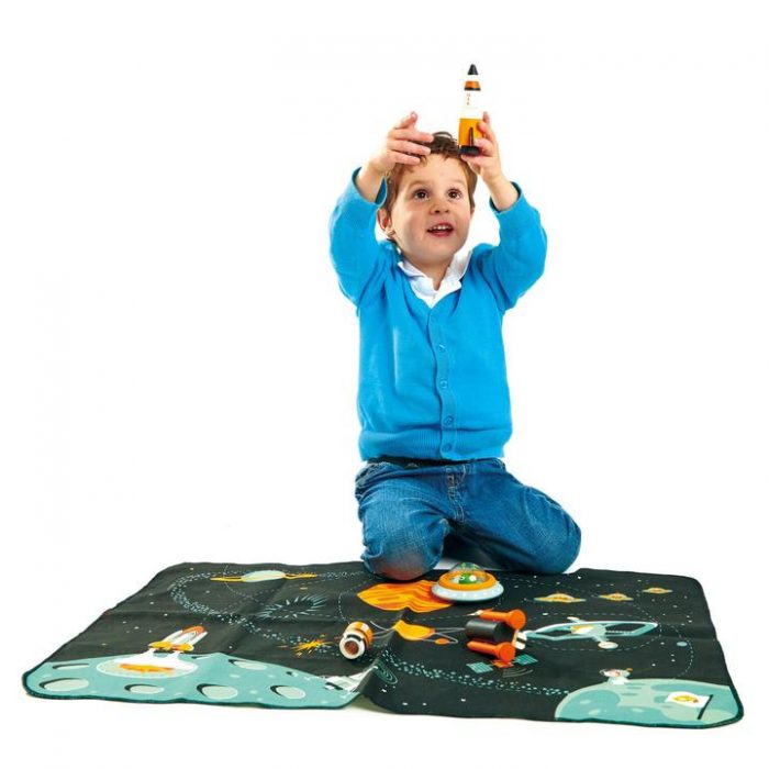 jongen spelen op space mat