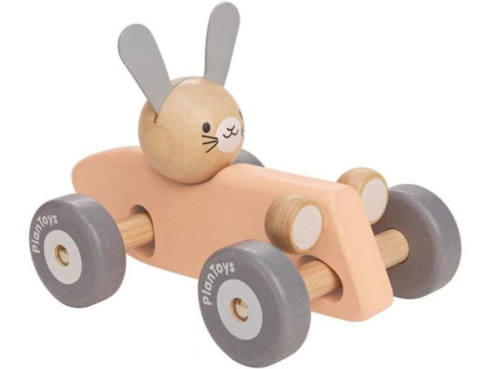 PlanToys raceauto pastelroze met vier grijze wielen en konijn