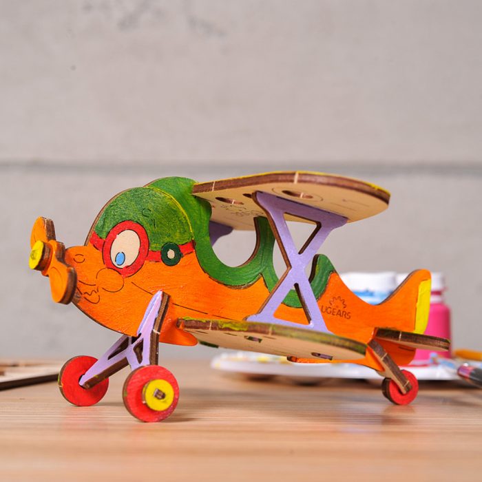 beschilderde houten bouwplaat model van een dubbeldekker vliegtuigje