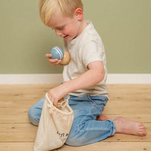 kind aan het spelen met little dutch jeu de boules