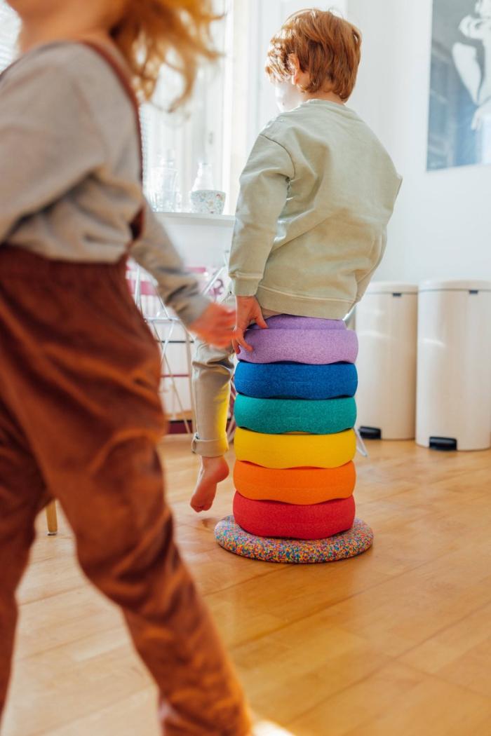 Ben jij op zoek naar duurzaam speelgoed voor binnen en buiten? Dan is Stapelstein zeker een aanrader. De stapstenen en balance boarden zijn prachtig om te zien, zorgen voor uren speelplezier, stimuleren beweging, focussen op de ontwikkeling en zijn enorm duurzaam. Ze gaan jarenlang mee. Het Duitse merk Stapelstein legt de focus op zitten, bewegen, spelen en balanceren. Stapelstein is geschikt voor 1+. Met Stapelstein kun je: ZITTEN, samen in een kring. Maak hoge of lage stoelen, en kies je eigen kleurtje. LEREN van de kleuren, of begin te stapelen en laat de kinderen tellen hoeveel stapelstenen het zijn. SPELEN, door het maken van grote (of kleine) bouwwerken. Stapel ze, sorteer ze, verstop ze, of speel "De vloer is lava". BALANCEREN door de Stapelstenen een einde van elkaar af te leggen, op te stapelen of de combineren met een balance-board. Het Balance board is perfect voor actieve evenwichtsoefeningen en dynamisch zitten. Door het combineren van de stenen en het board kun je de zithoogte aanpassen maar ook de moeilijkheidsgraad van de evenwichtsoefeningen verhogen. Voordelen Stapelstein Stapelstenen: Licht gewicht Enorme draagkracht van max. 180 kg per steen & 120kg per board Bestand tegen kou en warmte Reukloos Waterbestendig 100% recyclebaar Eenvoudige reiniging Afmetingen Stapelstein® Original Steen : Diameter = 27,5 cm | Hoogte = 12 cm | 180 g licht en belastbaar tot 180 kg Stapelstein® Board : Diameter = 35,5 cm | Hoogte = 8,4 cm | 268 g licht en belastbaar tot 120 kg Leeftijd Geschikt voor kinderen vanaf 1 jaar. Materiaal Gemaakt van een lichtgewicht materiaal (Polypropyleen/ PP05) dat eenvoudig gerecycled kan worden. Vrij van weekmakers of andere toevoegingen. Het materiaal heeft een isolerende eigenschap en voelt ook in koude omgeving warm aan. Zelfs als je het in de sneeuw gebruikt. Niet-goed-geld-terug Wanneer je niet tevreden bent met dit product mag je deze binnen 30 dagen, in de originele staat en verpakking, gratis retourneren en krijg je het aankoopbedrag volledig terug. --------- Als gevolg van de lichtomstandigheden tijdens het fotograferen van de producten en verschillende scherminstellingen, kan de kleur van de producten op het scherm afwijken van de werkelijke kleur. Productspecificaties Zoeken naar kenmerken? Zoeken naar kenmerken? Materiaal & afmetingen Product lengte 27 cm Product breedte 27 cm Product hoogte 12 cm Productinformatie Verstelbaar Nee Verpakkingsinhoud Set van 6 stenen + 1 balance board Model Kleur Multicolor Materiaal Materiaal Polypropyleen Overige kenmerken Doelgroep Kinderen MPN (Manufacturer Part Number) 111500 Verpakking breedte 362 mm Verpakking hoogte 292 mm Verpakking lengte 551 mm EAN EAN 4260607083226 Je vindt dit artikel in Categorieën Baby & Peuter Balansspeelgoed Speelgoed Leeftijd 3 jaar, 4 jaar, 2 jaar, 5-6 jaar, 6-12 maanden, 1 jaar, 7-8 jaar, 9-12 jaar, 13 jaar en ouder Merk Stapelstein Materiaal Polypropyleen Meest populair bij Jongens en meisjes Documenten Bekijk de CE-markering Reviews Gemiddelde van 11 reviews 5,0 11 0 0 0 0 Hoe controleren en plaatsen wij reviews? Sorteer op: Meest behulpzame Stapel creatief Bbijtje 9 september 2022 Heeft dit artikel gekocht Positieve punten Licht kleurrijk creatief Vlotte levering en product in prima staat aangekomen Vond je dit een nuttige review? 2 0 Aanrader! IlseRM 27 juli 2022 Heeft dit artikel gekocht Super leuk speelgoed. De kinderen zijn er veel mee aan het spelen. Het is heel licht maar toch sterk. Daardoor voor kinderen van veel leeftijden geschikt; 1-10jaar zeker! Vond je dit een nuttige review? 1 0 Mooi fantasierijk speelgoed MarieMar1234 30-39 jaar 13 juni 2022 Heeft dit artikel gekocht Vorige week onze Stapelstein stenen binnen gekregen na een zeer snelle levering door de betrokken Jacolien van ‘Ik Ben Zo Mooi’. Onze meiden van 2 en 4 spelen sindsdien dagelijks met de stenen. Hoedjes, bakjes om iets in te verzamelen, stapsteen, stoeltjes, een trappertje, parcourtjes, draaitollen, kleurenspelletjes. Zo mooi om de fantasie van onze kinderen te zien bij dit speelgoed. Het is wel een duur product maar het is mooi stevig en degelijk speelgoed en ik vind het zeker de uitgave waard. Vond je dit een nuttige review? 3 2 Geweldig! Annarose 30-39 jaar 2 februari 2023 Heeft dit artikel gekocht Positieve punten Goede kwaliteit Duurzaam Oogt mooi Negatieve punten Duur in aankoop Enorm veelzijdig, beide kinderen (1 jaar en 3 jaar) spelen er graag, veel en gevarieerd mee: kiekeboe, potje voor de pop, parcours, ... eindeloos speelplezier. Duur, maar ook duurzaam. Vond je dit een nuttige review? 0 0 Sterk ladylolaenbabyboy 20-29 jaar Wezemaal 17 januari 2023 Heeft dit artikel gekocht zijn leuke kleuren is echt sterk zelfs de mama kan er mee opstaan en houd ons alle twee mama is zwaarlijvig zovel volwassenen en kinderen kunnen hun evenwicht oefenen Vond je dit een nuttige review? 0 0 Wat maak je kinderen blij met deze leerzame 'dopjes'. Edamharry 60-69 jaar Edam 22 december 2022 Heeft dit artikel gekocht de doelgroep voor deze stenen is groot, op de verjaardag bleven kinderen elkaar afwisselen met verschillende uitdagingen. kinderen van 2 maar ook van 8 hadden de dag van hun leven. op 2 dopjes de kamer door in een wedstrijdje. erg gelachen. Vond je dit een nuttige review? 0 0 Kies gewenste uitvoering Kies je kleur (4) MulticolorMint, Violet, RozemulticolourMulti Prijsinformatie en bestellenDe prijs van dit product is 209 euro. 209 - Uiterlijk 15 december in huis Verkoop door Stapelstein 9,1 Stapelstein | RAINBOW | Set Classic | 6+1 209,00 verkoop door: Stapelstein Bestellen en betalen via bol.com Inclusief verzendkosten, verstuurd door Stapelstein 30 dagen bedenktijd en gratis retourneren Wettelijke garantie via Stapelstein Bekijk de extra voorwaarden van deze partner. Bekijk ook eens Houten Balance Board - Kinderen - Jongens en Meisjes - Balansspeelgoed - Evenwicht Board - va 1 jaar - Houtkleur Gesponsord Houten Balance Board - Kinderen - Jongens en Meisjes - Balansspeelgoed - Evenwicht Board - va 1 jaar - Houtkleur €49,00 Petite Amélie ® Foam Blokken Speelset Regenboog - Hét Balance, Wobbel board Alternatief voor Kinderen vanaf 2 jaar - Klim, Schommel & Bouw - Pastel 3-delige Set van Zacht Vegan Leer Gesponsord Petite Amélie ® Foam Blokken Speelset Regenboog - Hét Balance, Wobbel board Alternatief voor Kinderen vanaf 2 jaar - Klim, Schommel & Bouw - Pastel 3-delige Set van Zacht Vegan Leer €136,95 Balance Board met Vilt - Kinderen - Jongens en Meisjes - Balansspeelgoed - Evenwicht Board - va 1 jaar - Roze Gesponsord Balance Board met Vilt - Kinderen - Jongens en Meisjes - Balansspeelgoed - Evenwicht Board - va 1 jaar - Roze €54,95 Luxema Speelmat - Speelkleed - Speelmat Baby - Foam Puzzelmat met Dieren - Extra dik 1,4 cm - 52-delig - 8 Figuren - 6 kleuren - Bruin - Beige - Zalm - Geel - Grijs - Lichtgrijs - Sinterklaas Gesponsord Luxema Speelmat - Speelkleed - Speelmat Baby - Foam Puzzelmat met Dieren - Extra dik 1,4 cm - 52-delig - 8 Figuren - 6 kleuren - Bruin - Beige - Zalm - Geel - Grijs - Lichtgrijs - Sinterklaas €44,95 Balance board - Houten Balansbord – Met Vilt Zwart – Vanaf 1 jaar Gesponsord Balance board - Houten Balansbord – Met Vilt Zwart – Vanaf 1 jaar €57,95 Balance Board met Vilt - Kinderen - Jongens en Meisjes - Balansspeelgoed - Evenwicht Board - va 1 jaar - Blauw Gesponsord Balance Board met Vilt - Kinderen - Jongens en Meisjes - Balansspeelgoed - Evenwicht Board - va 1 jaar - Blauw €57,95 Anderen bekeken ook Stapelstein | ORIGINAL | Rainbow Pastel | 6