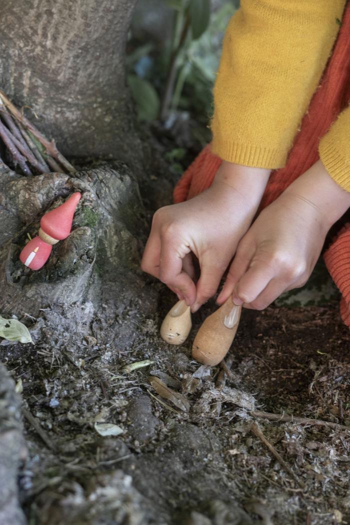 Grapat Houten Advent Kalender bij een boom in het zand