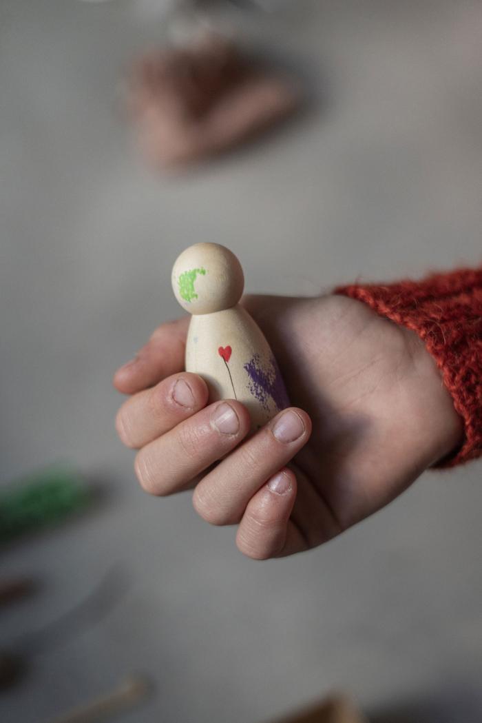 Grapat Houten Advent Kalender vastgehouden door een hand